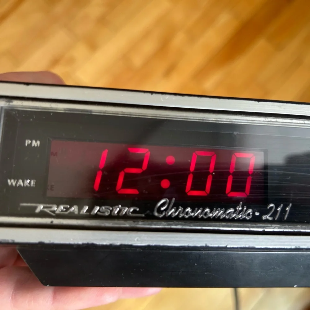Vintage Realistic Chronomatic model 211 wood grain alarm clock & radio *WORKS